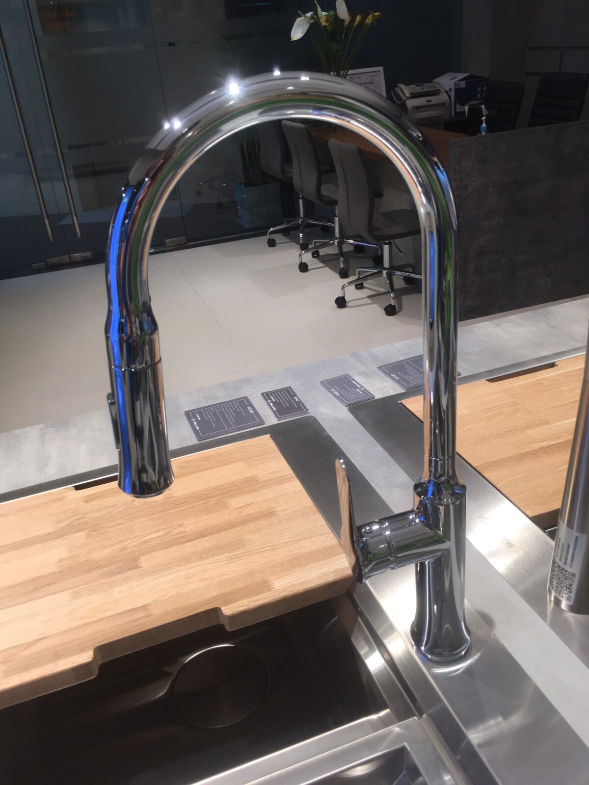 Vòi rửa bát rút dây Malloca K012C