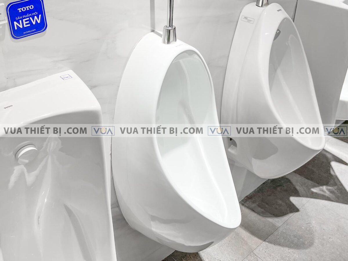anh thuc te bon tieu nam toto ut560t treo tuong 3