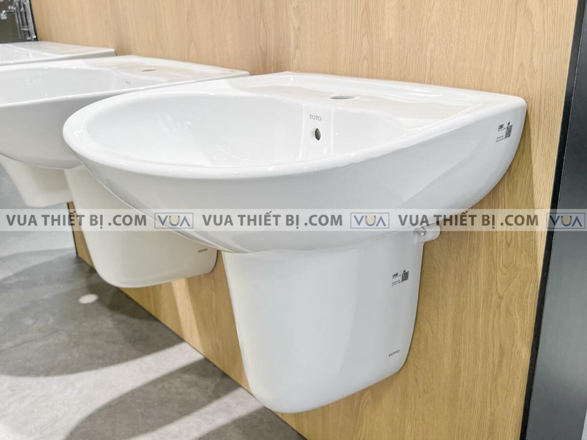 anh thuc te chau rua mat lavabo toto lht236cs chan lung treo tuong 2