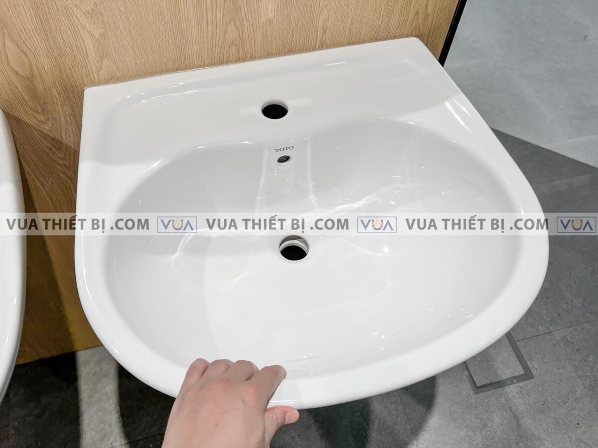 anh thuc te chau rua mat lavabo toto lht236cs chan lung treo tuong 6