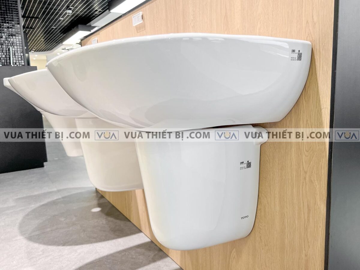 anh thuc te chau rua mat lavabo toto lht236cs chan lung treo tuong 7