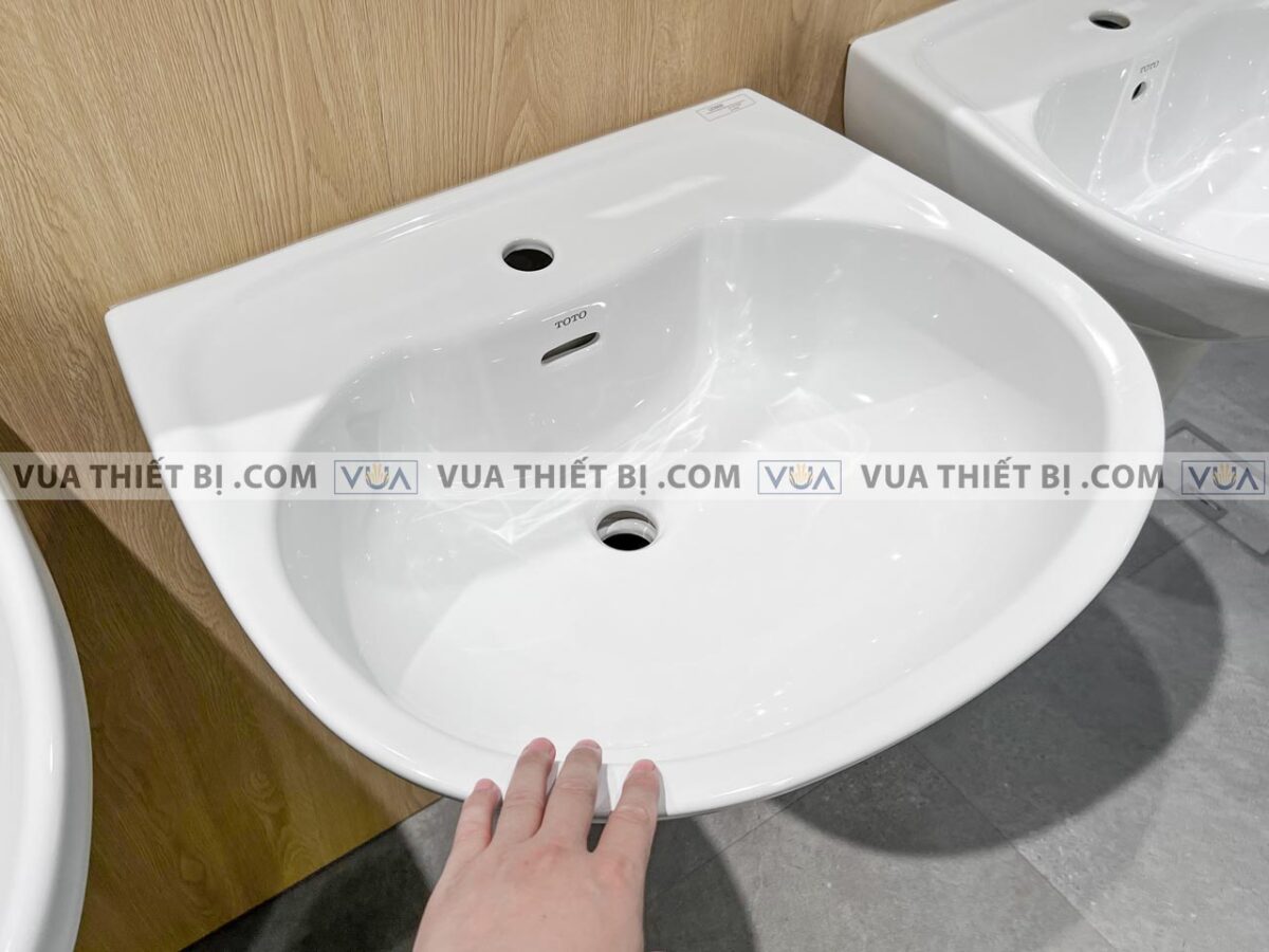 anh thuc te chau rua mat lavabo toto lht239crw chan lung treo tuong 5