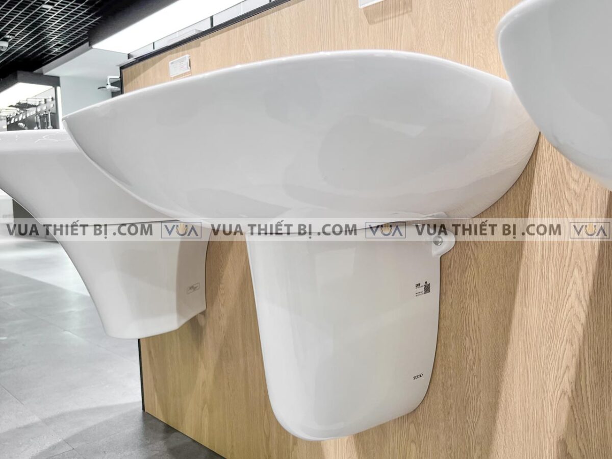 anh thuc te chau rua mat lavabo toto lht239crw chan lung treo tuong 6