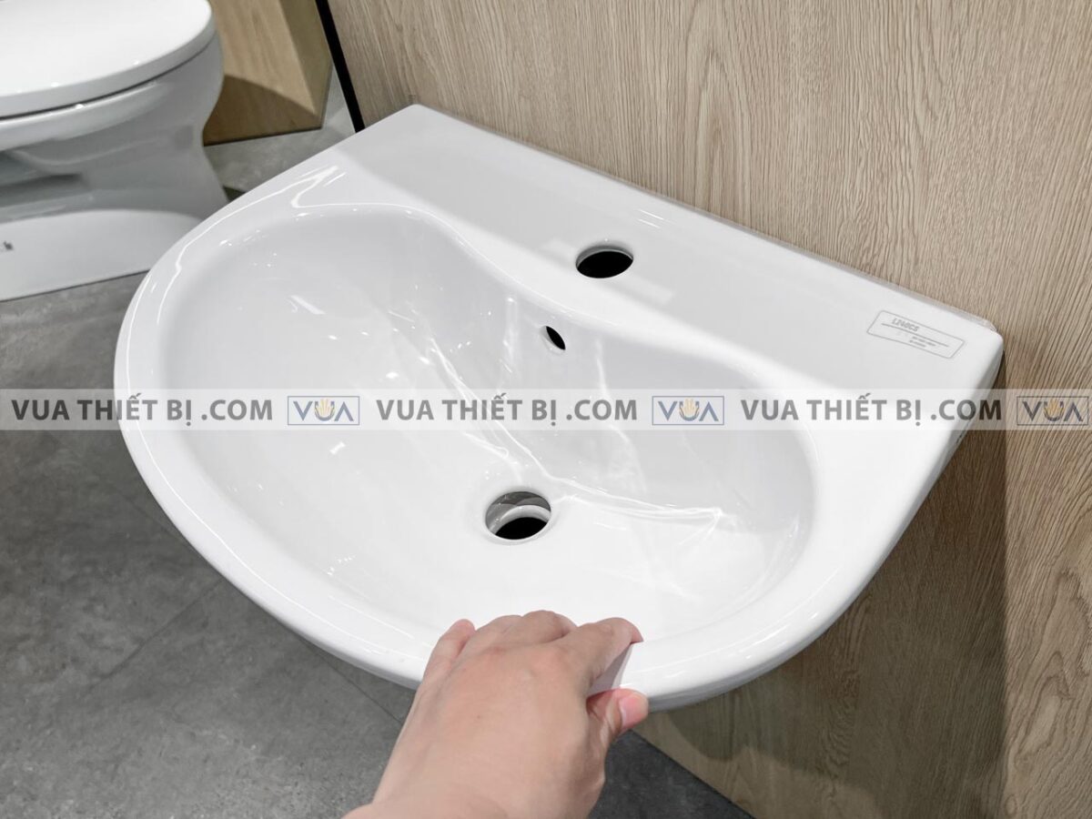 anh thuc te chau rua mat lavabo toto lht240csw chan lung treo tuong 5