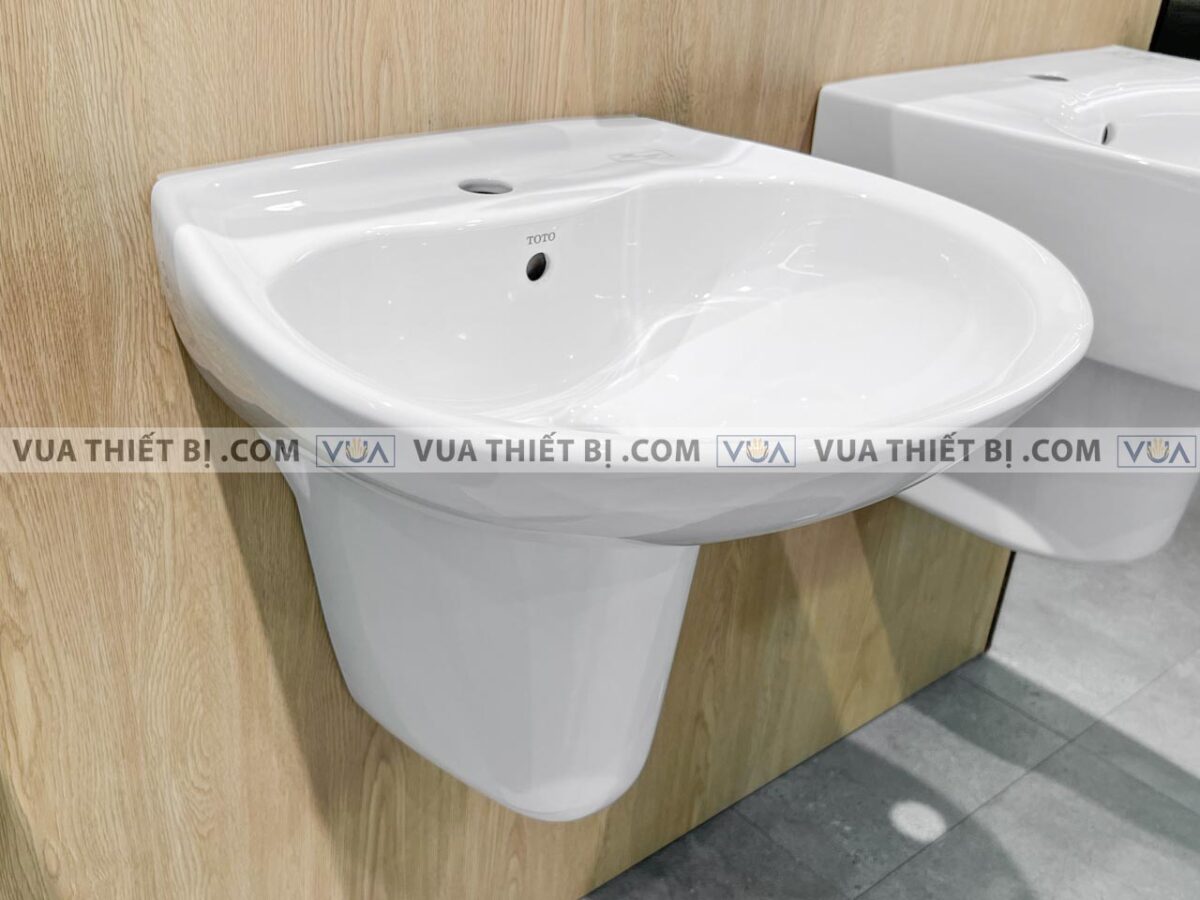 anh thuc te chau rua mat lavabo toto lht300cr lht300cm lht300crm chan lung treo tuong 2