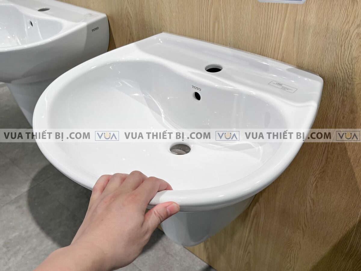 anh thuc te chau rua mat lavabo toto lht300cr lht300cm lht300crm chan lung treo tuong 5