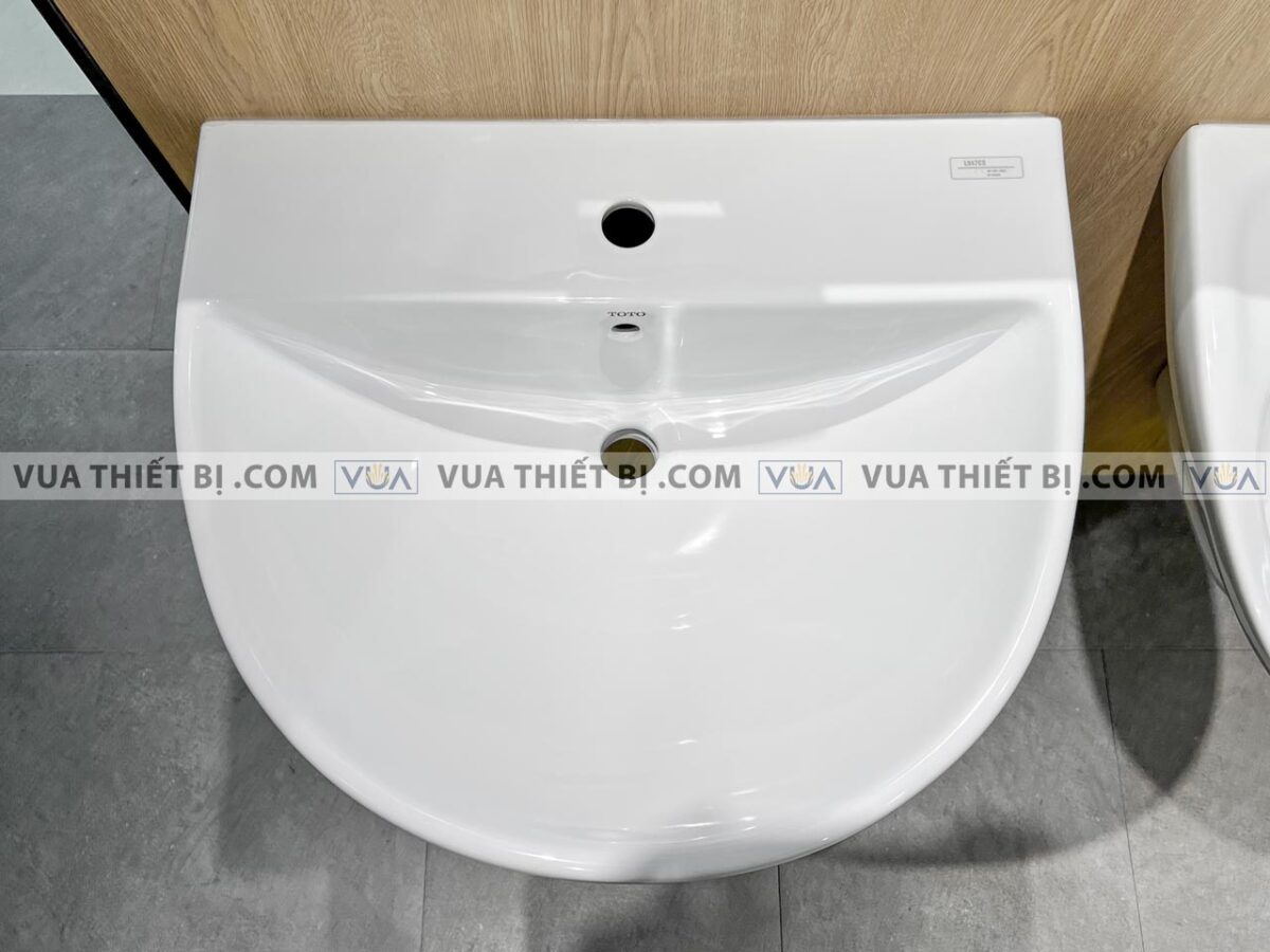 anh thuc te chau rua mat lavabo toto lht947csw chan lung treo tuong 1