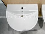 anh thuc te chau rua mat lavabo toto lht947csw chan lung treo tuong 1