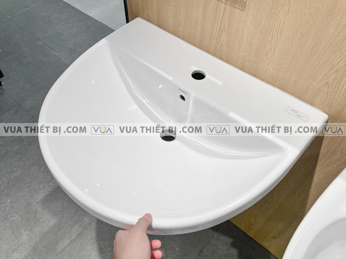 anh thuc te chau rua mat lavabo toto lht947csw chan lung treo tuong 7