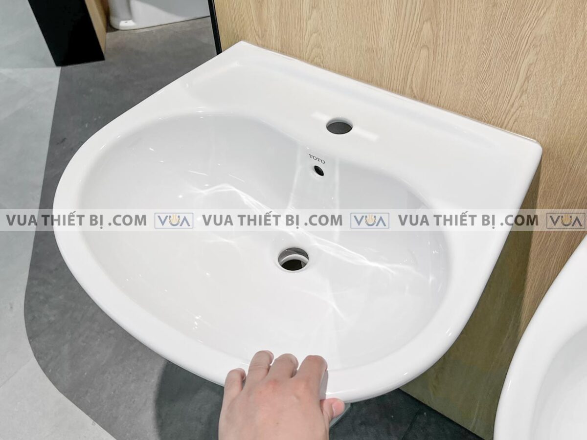 anh thuc te chau rua mat lavabo toto lpt236csw chan dai treo tuong 5