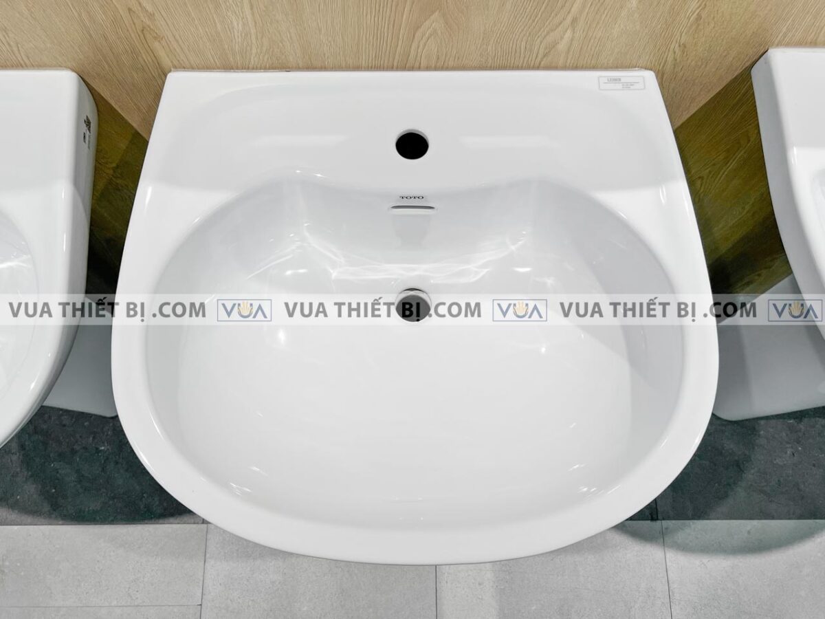 anh thuc te chau rua mat lavabo toto lpt239crw chan dai treo tuong 1