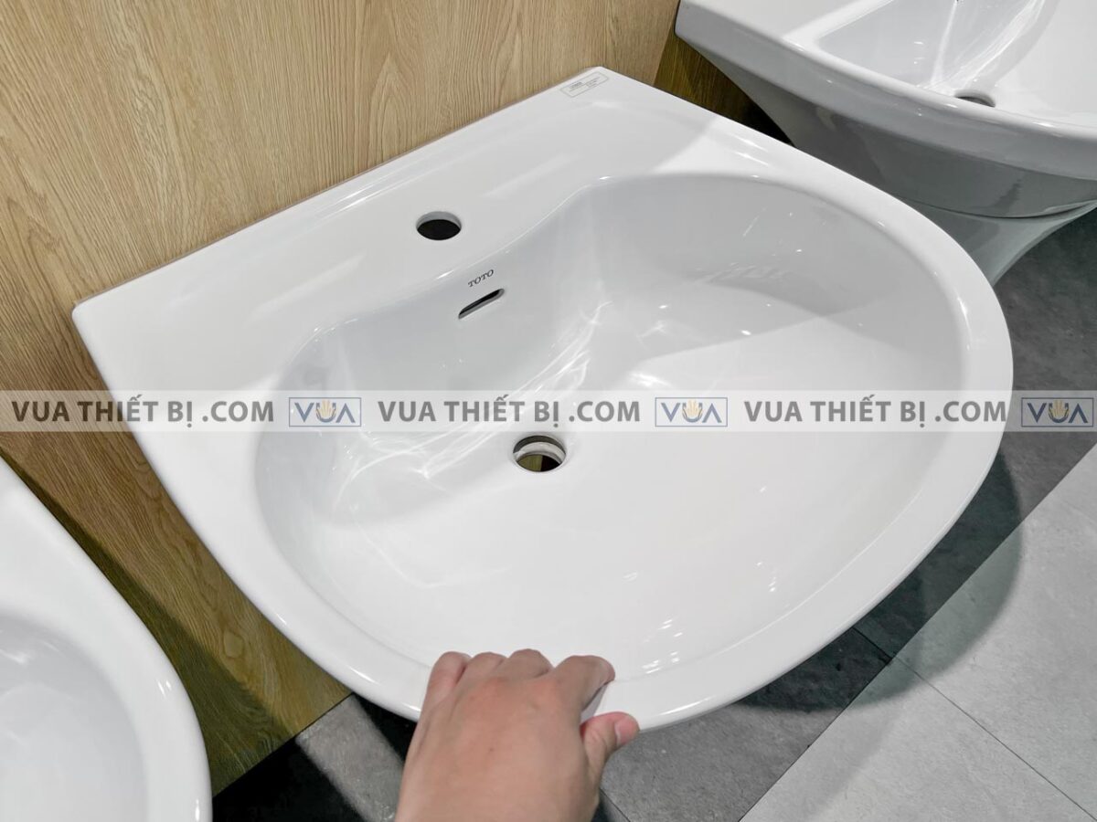 anh thuc te chau rua mat lavabo toto lpt239crw chan dai treo tuong 5