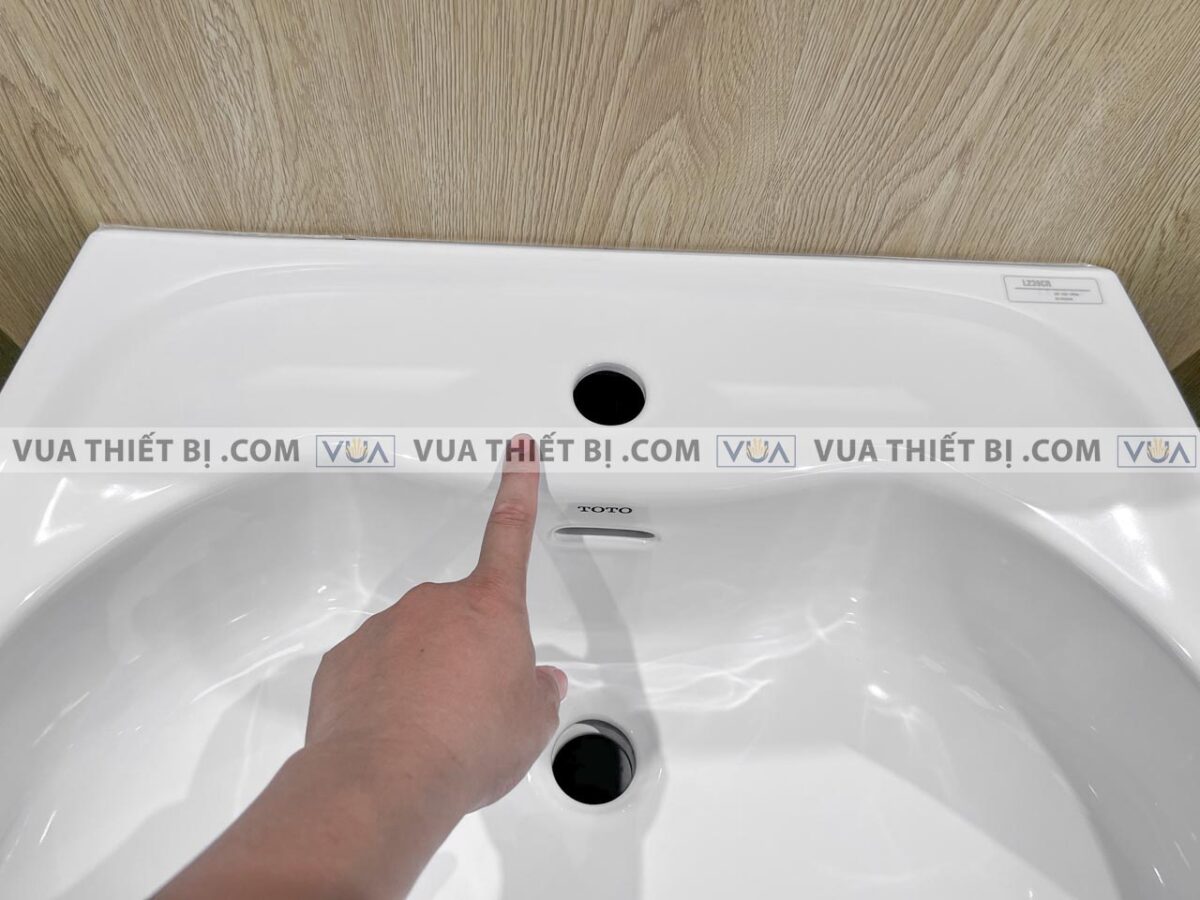 anh thuc te chau rua mat lavabo toto lpt239crw chan dai treo tuong 6