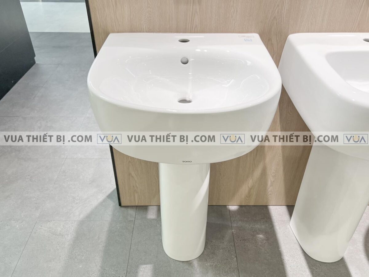 anh thuc te chau rua mat lavabo toto lpt766cxw chan dai treo tuong 2