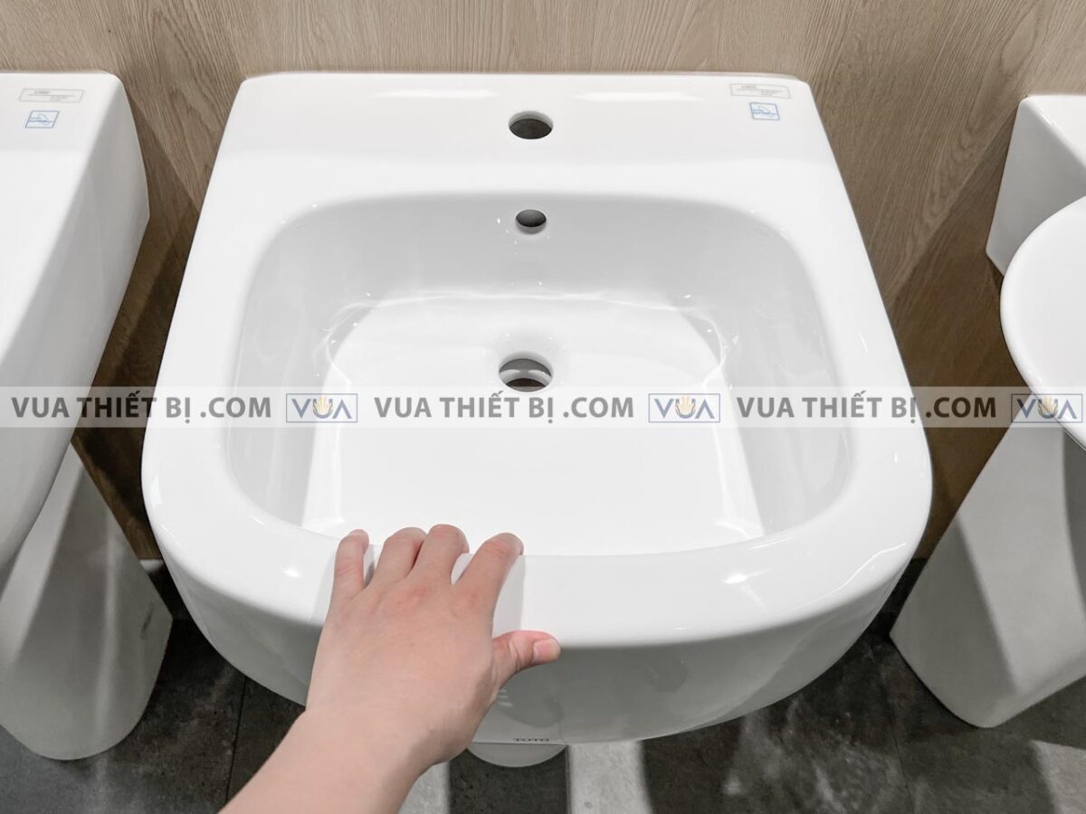 anh thuc te chau rua mat lavabo toto lpt767cxw chan dai treo tuong 8
