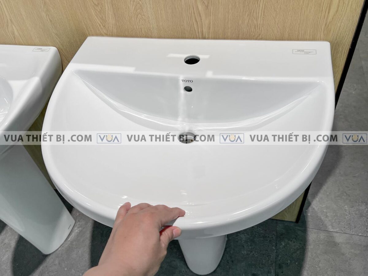 anh thuc te chau rua mat lavabo toto lpt947csw chan dai treo tuong 5