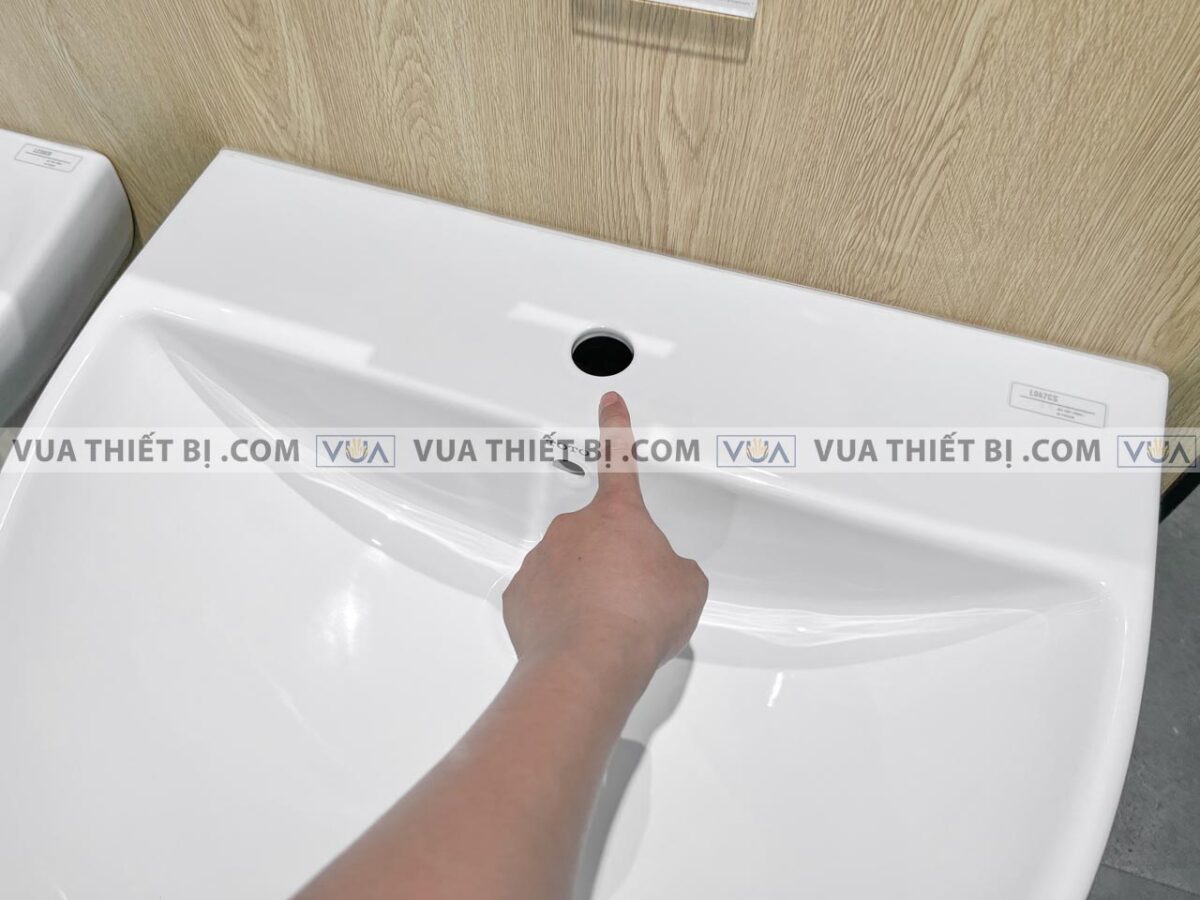 anh thuc te chau rua mat lavabo toto lpt947csw chan dai treo tuong 6