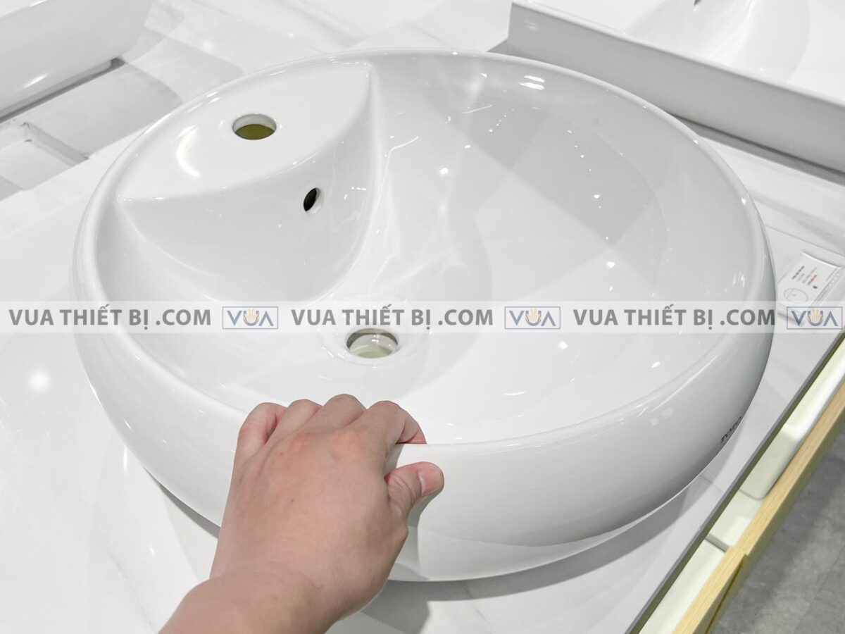 anh thuc te chau rua mat lavabo toto lt367crw dat ban 7
