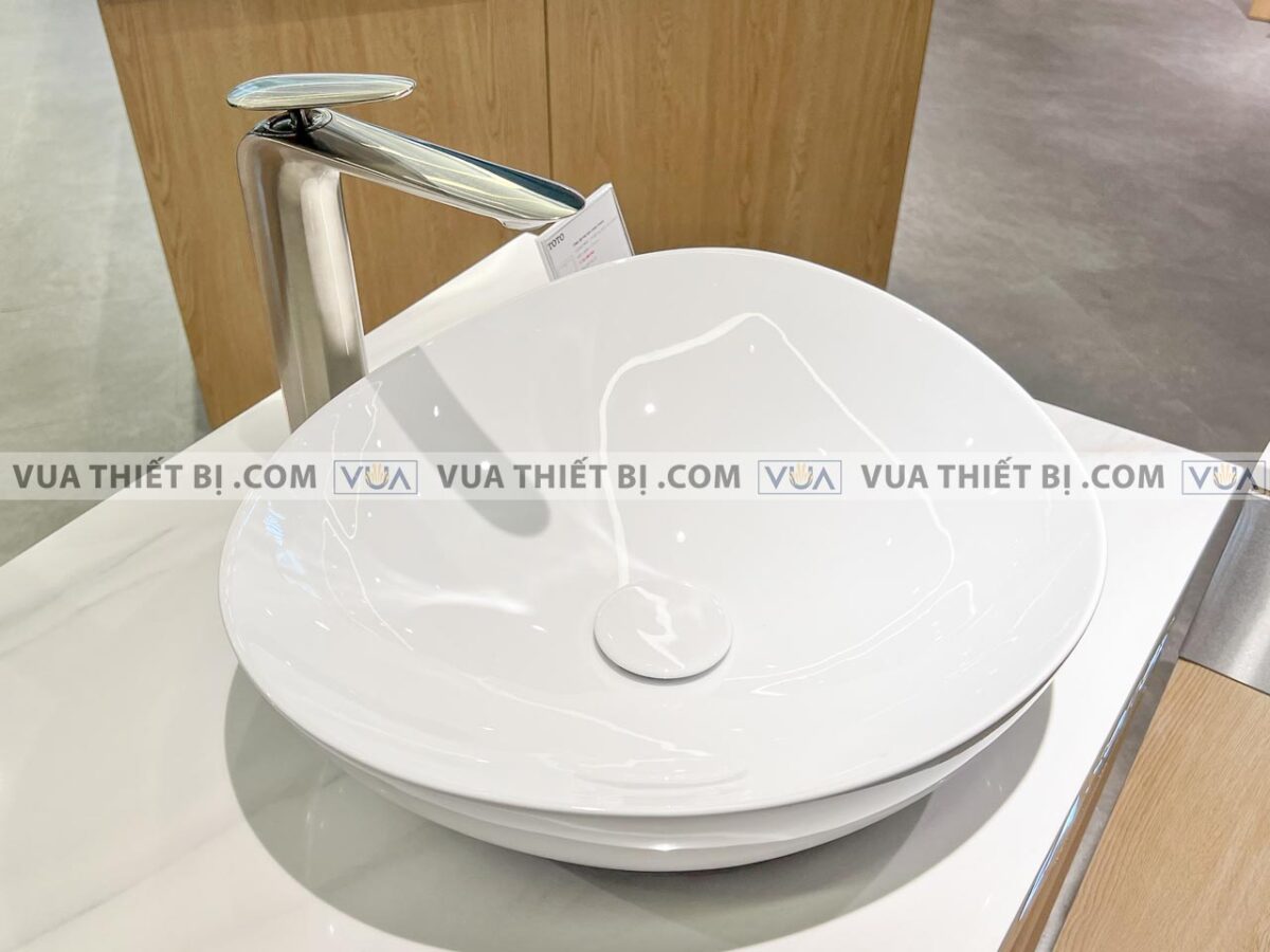 anh thuc te chau rua mat lavabo toto lt4704g19xw dat ban voi tlp03301a1bn 2