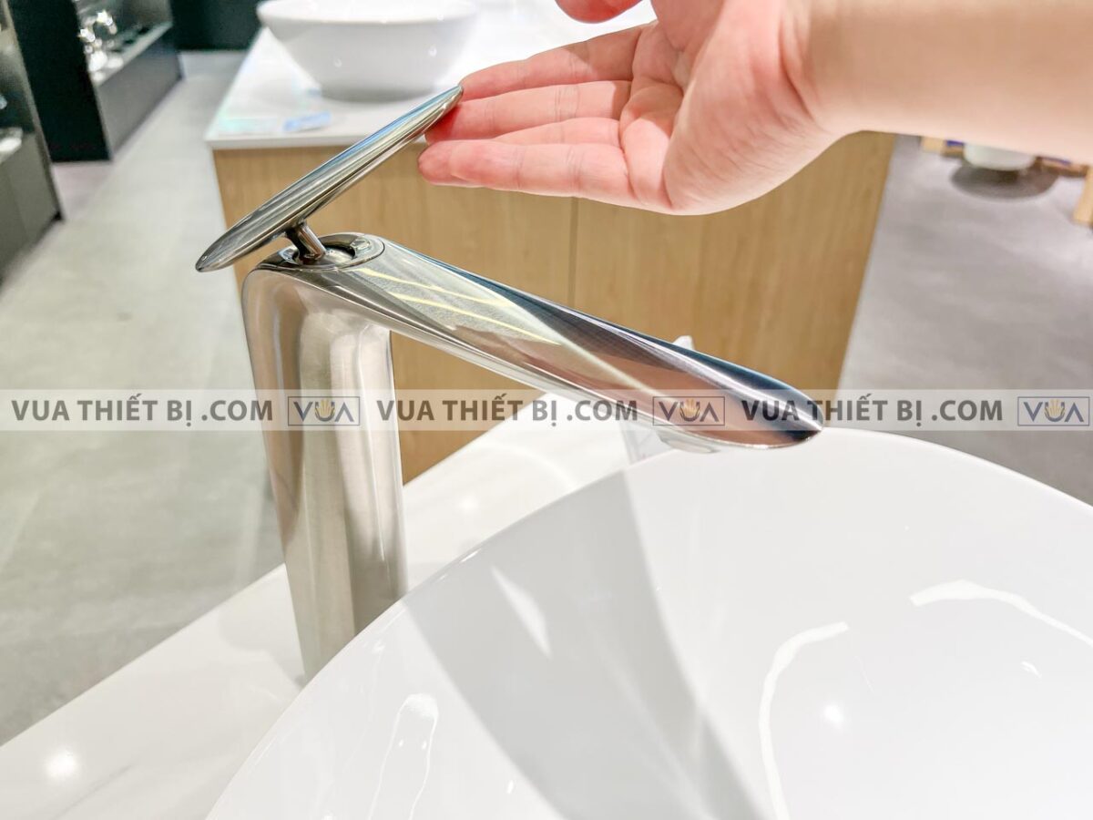 anh thuc te chau rua mat lavabo toto lt4704g19xw dat ban voi tlp03301a1bn 4