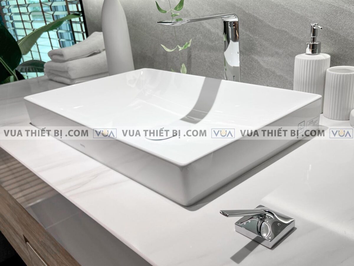 anh thuc te chau rua mat lavabo toto lt4715g17 dat ban voi tlp02307b 3