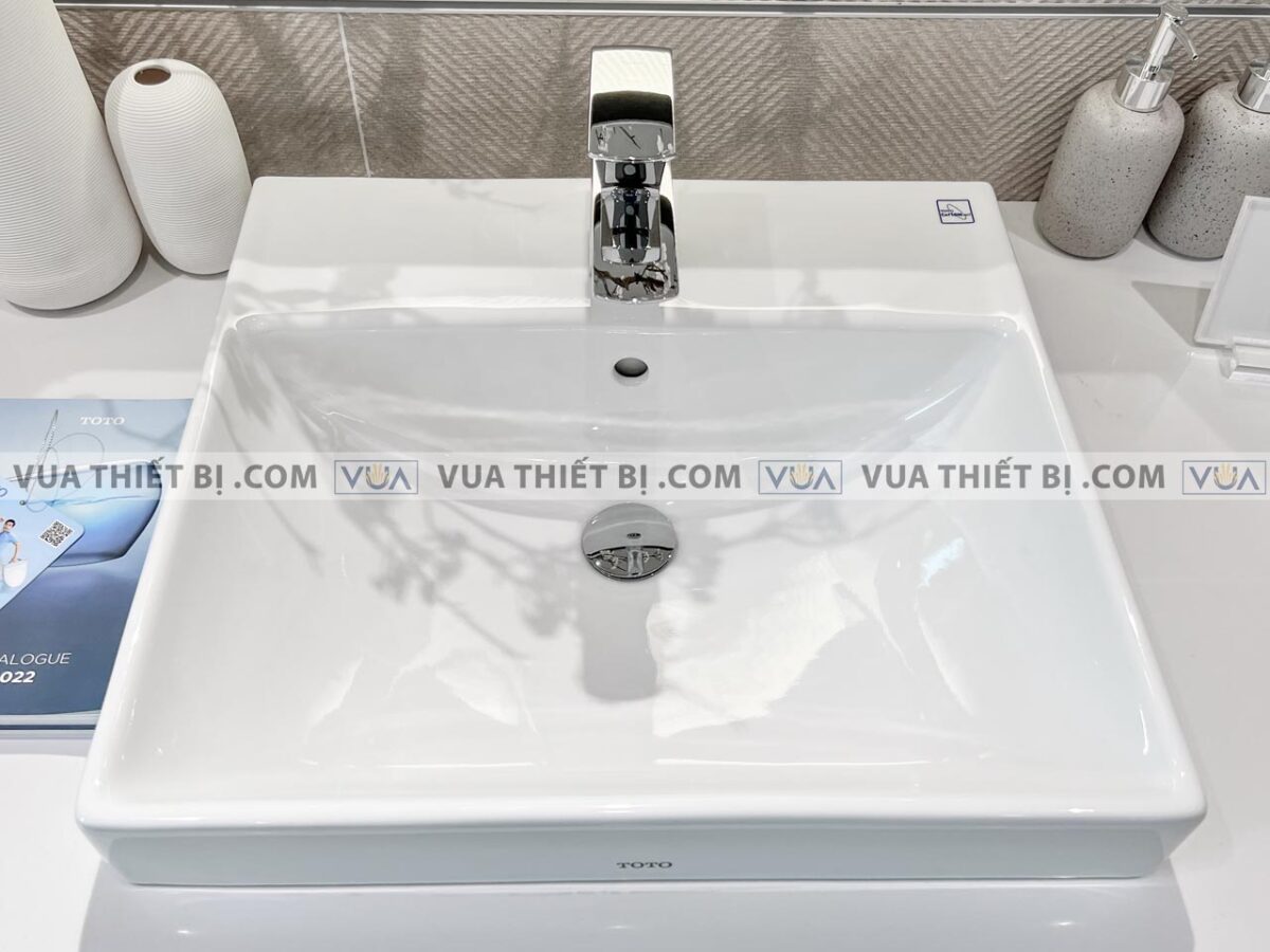 anh thuc te chau rua mat lavabo toto lt710csr dat ban voi tlg02301v 4