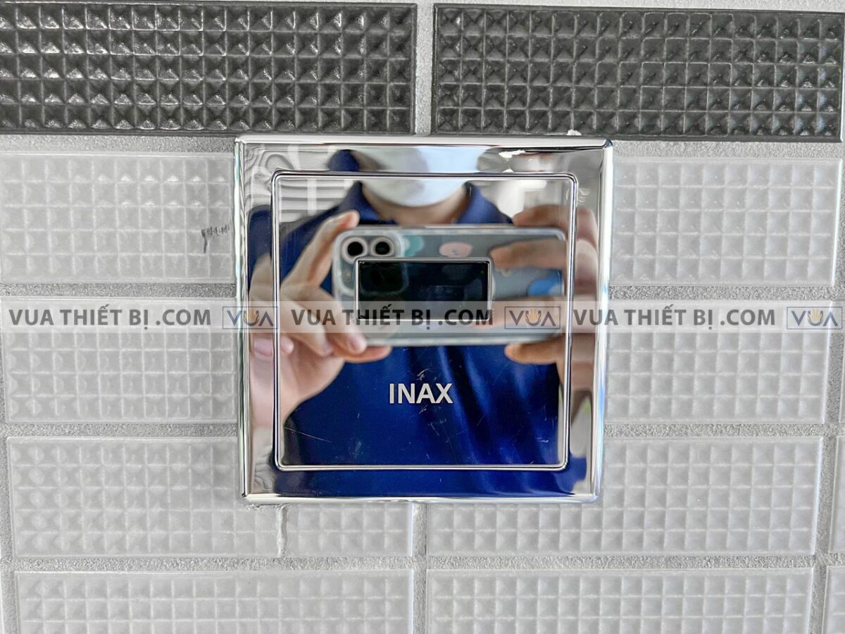 anh thuc te van xa tieu nam inax okuv 30sm cam ung am tuong dung dien 1