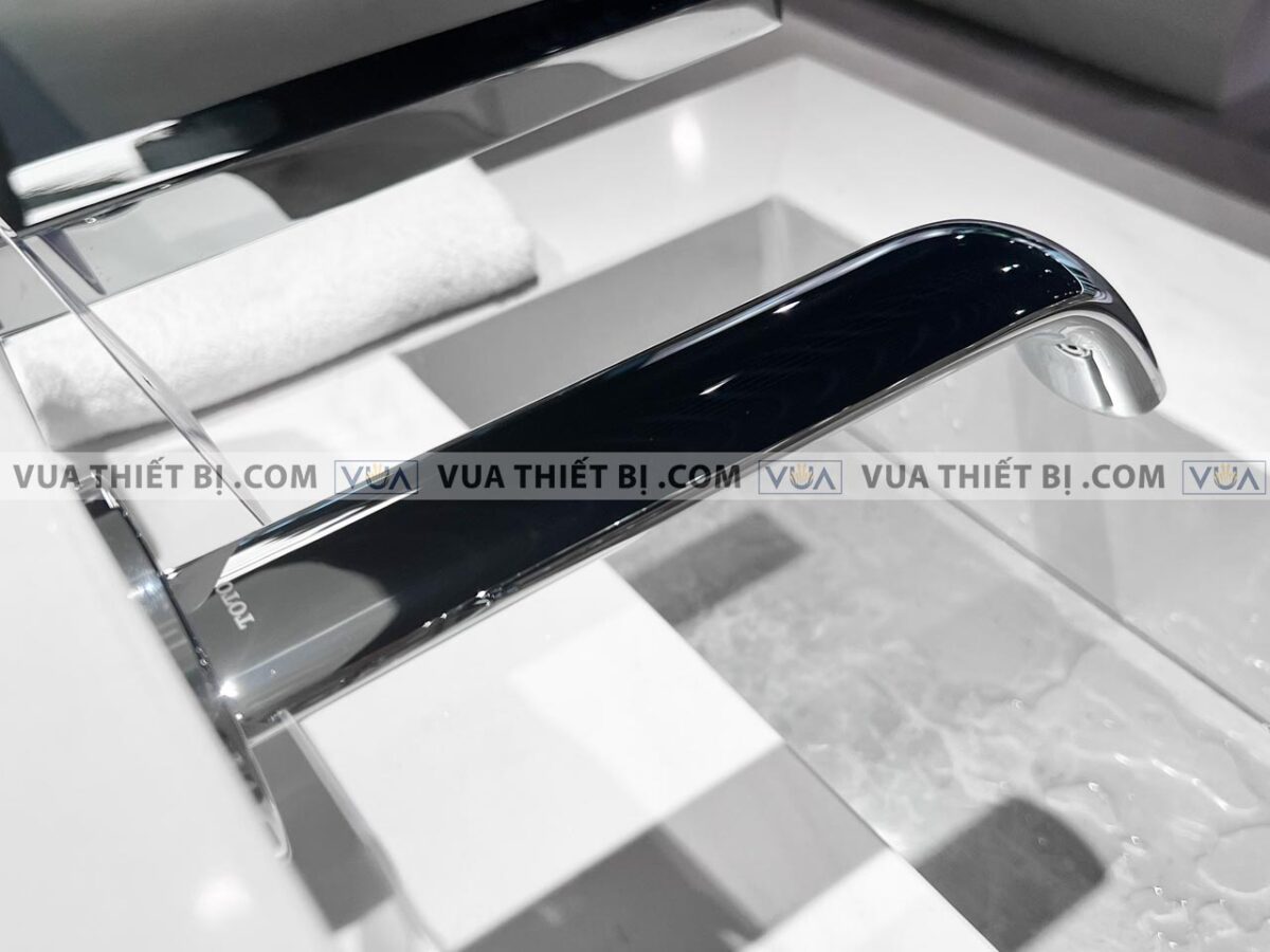 anh thuc te voi chau lavabo toto tle24010a cam ung gan tuong 4