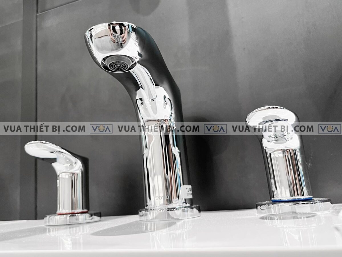 anh thuc te voi chau lavabo toto tlg01201b nong lanh 3 lo go 4