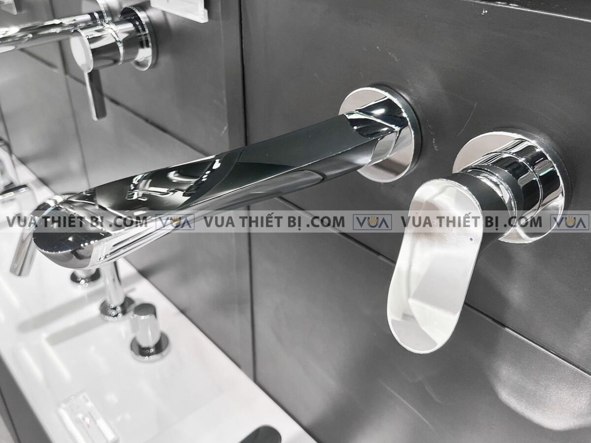 anh thuc te voi chau lavabo toto tlg01311b gan tuong nong lanh go 1