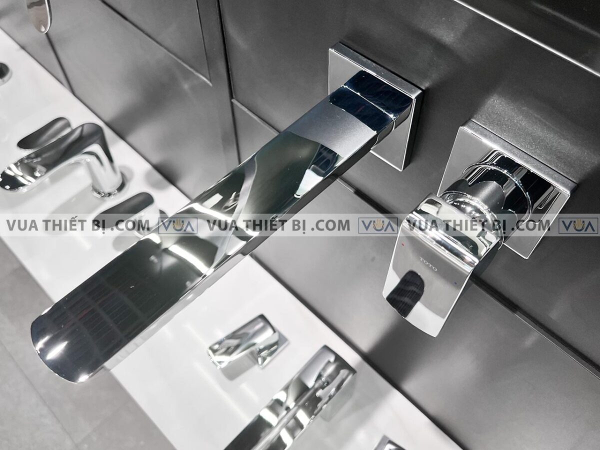 anh thuc te voi chau lavabo toto tlg02311b gan tuong nong lanh gr 2