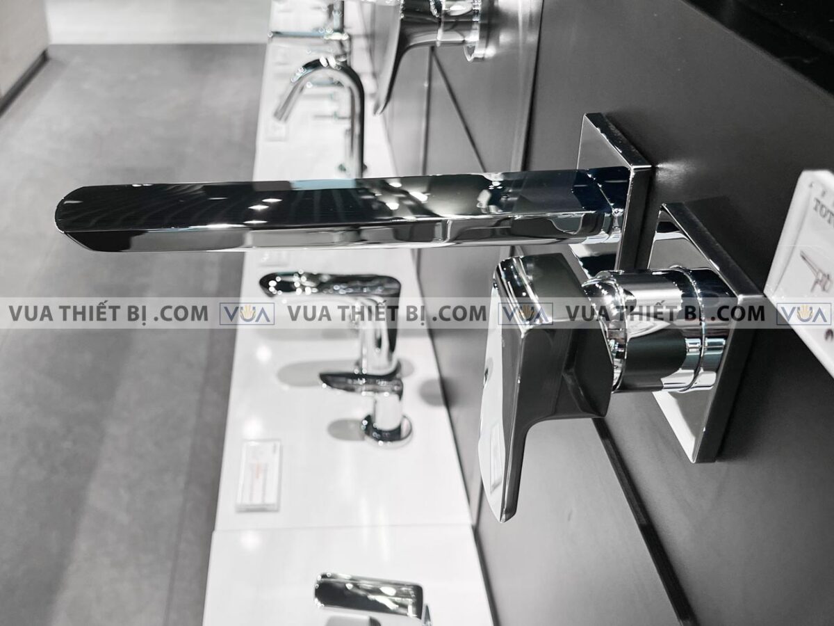 anh thuc te voi chau lavabo toto tlg02311b gan tuong nong lanh gr 3