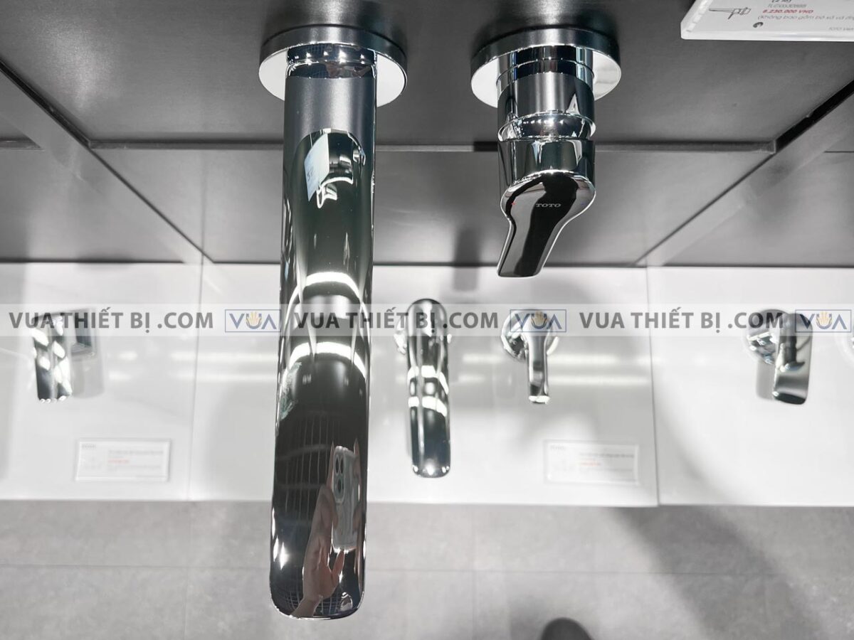 anh thuc te voi chau lavabo toto tlg03308b gan tuong nong lanh gs 1