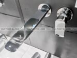 anh thuc te voi chau lavabo toto tlg04310b gan tuong nong lanh ga 1