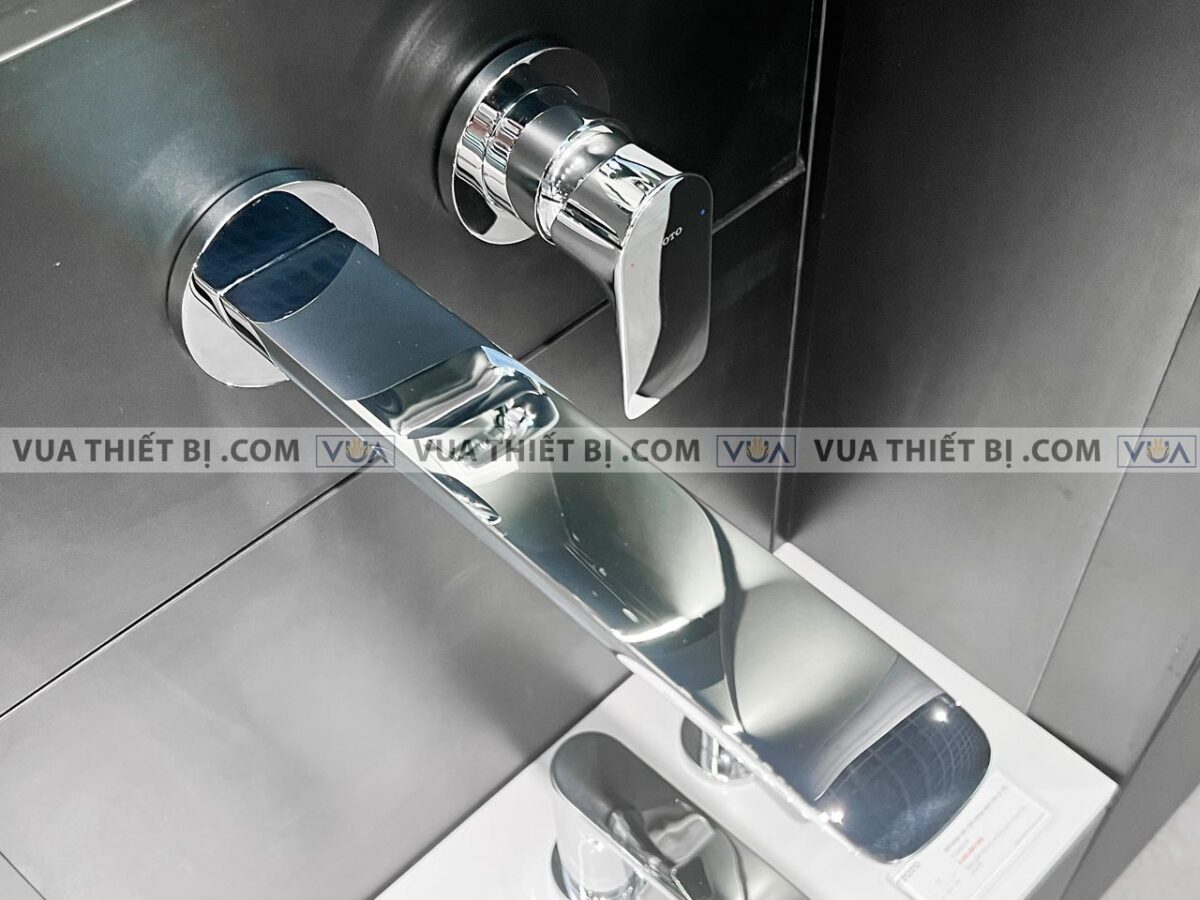 anh thuc te voi chau lavabo toto tlg04310b gan tuong nong lanh ga 4
