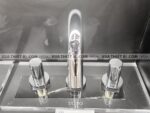 anh thuc te voi chau lavabo toto tlg11201b nong lanh 3 lo gf 5