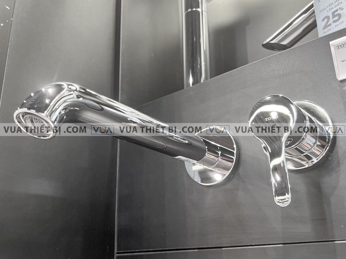 anh thuc te voi chau lavabo toto tls01310b gan tuong nong lanh lb 1