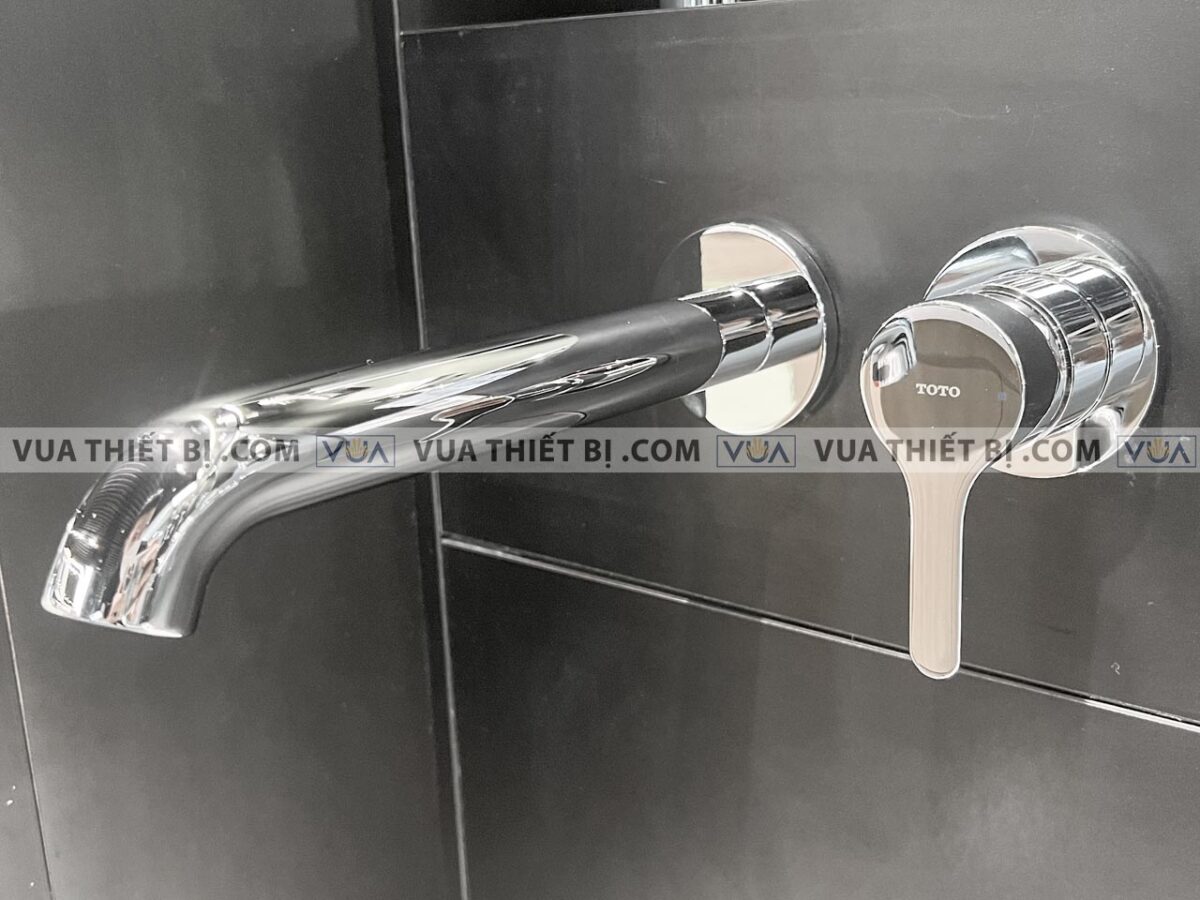 anh thuc te voi chau lavabo toto tls01310b gan tuong nong lanh lb 3
