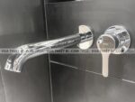anh thuc te voi chau lavabo toto tls01310b gan tuong nong lanh lb 3