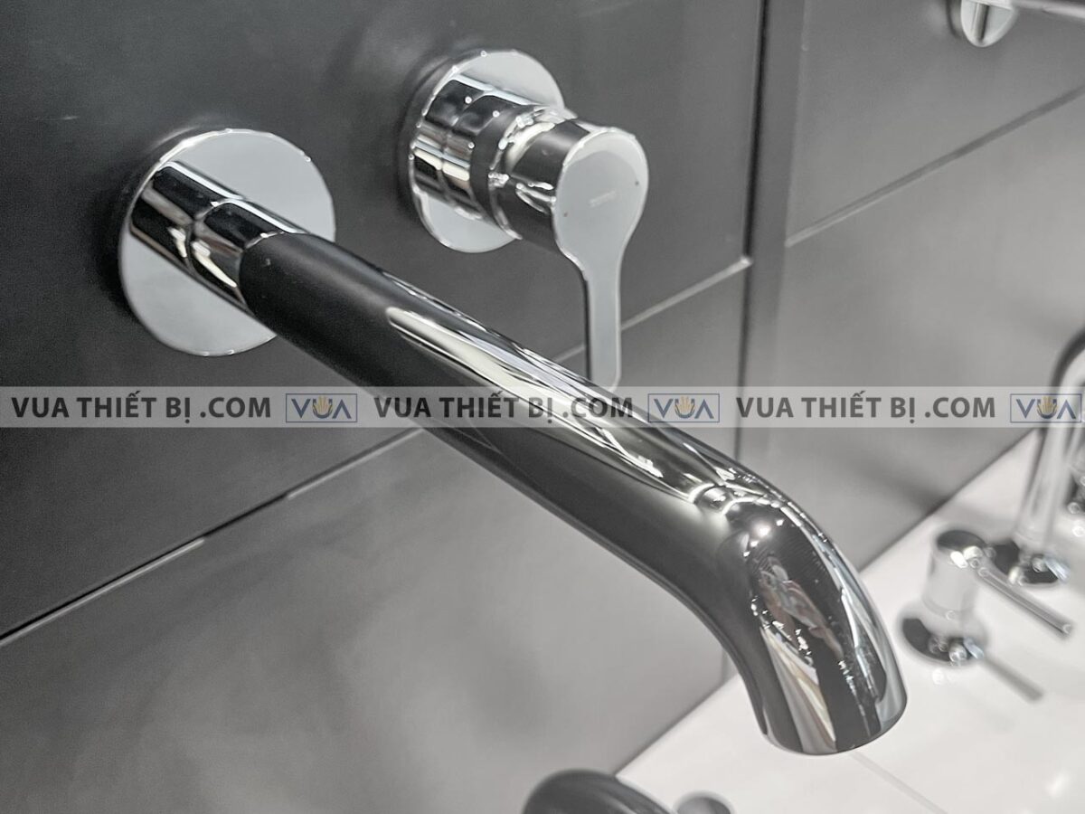 anh thuc te voi chau lavabo toto tls01310b gan tuong nong lanh lb 4