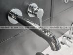 anh thuc te voi chau lavabo toto tls01310b gan tuong nong lanh lb 4