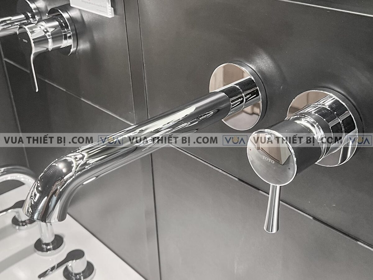anh thuc te voi chau lavabo toto tls02308b gan tuong nong lanh ln 3