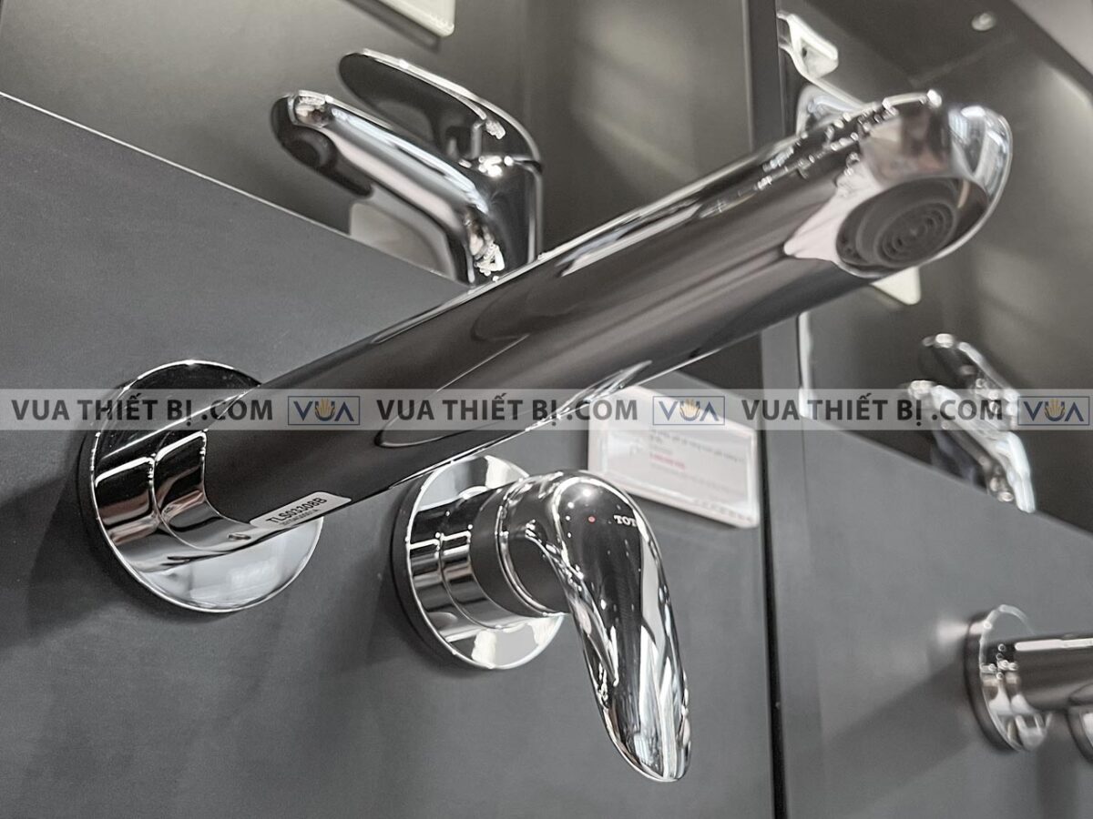 anh thuc te voi chau lavabo toto tls03308b gan tuong nong lanh lc 3