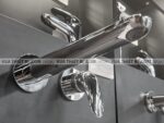 anh thuc te voi chau lavabo toto tls03308b gan tuong nong lanh lc 3