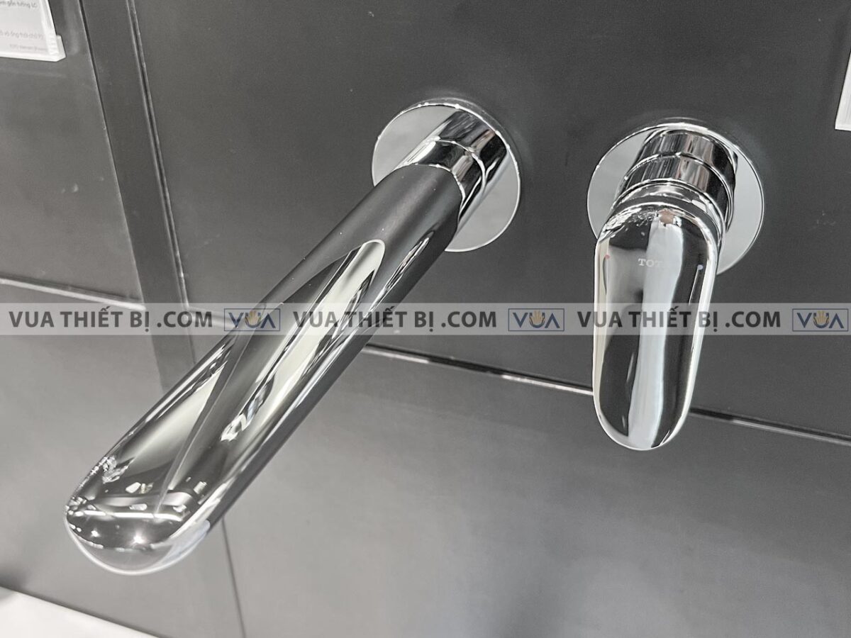 anh thuc te voi chau lavabo toto tls04309b gan tuong nong lanh lf 1