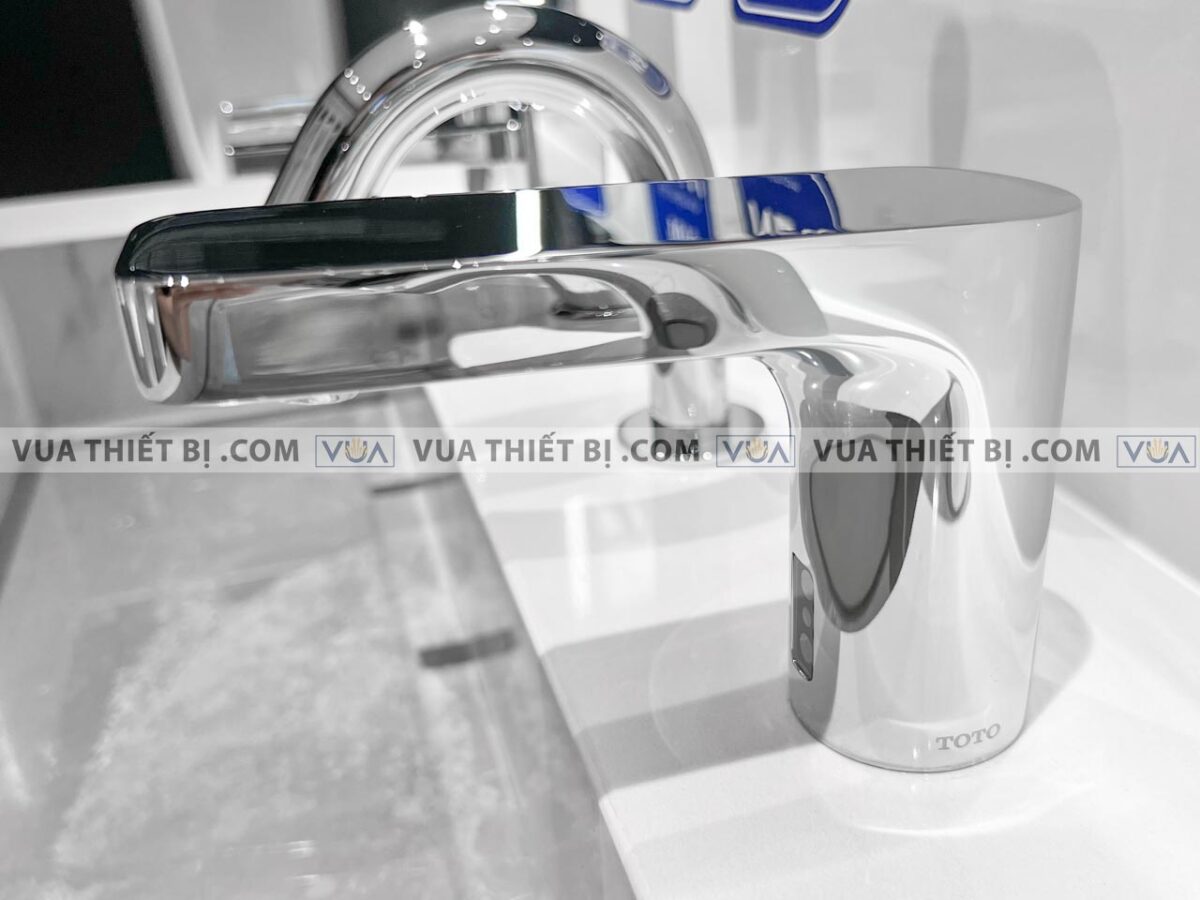 anh thuc te voi chau lavabo toto ttla102 ttle101e2l hap004a cam ung nuoc lanh dien 3