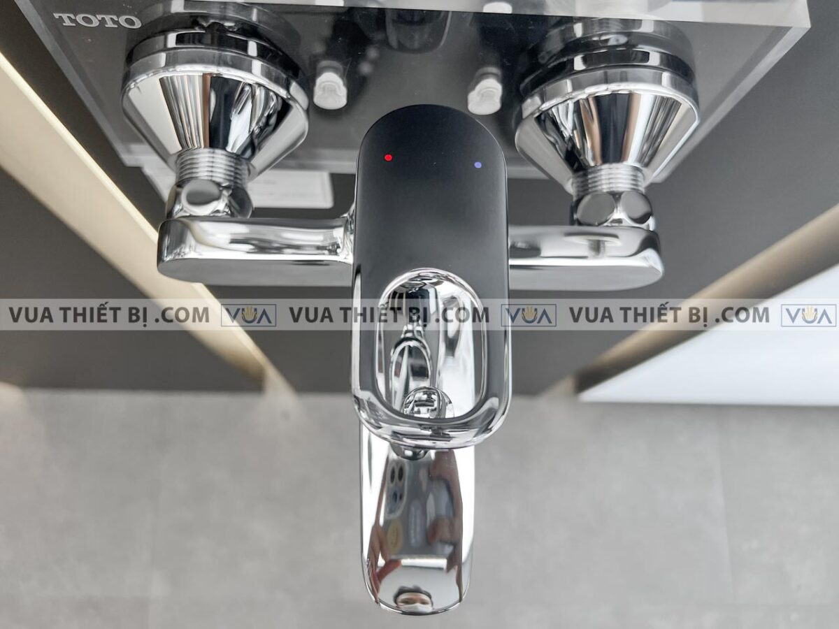 anh thuc te voi sen tam toto ttmr301 ttsr105emf nong lanh 1