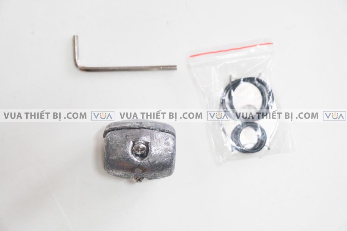 anh thuc te voi sen xa bon tam inax bfv 7000b gan bon 4 lo 3