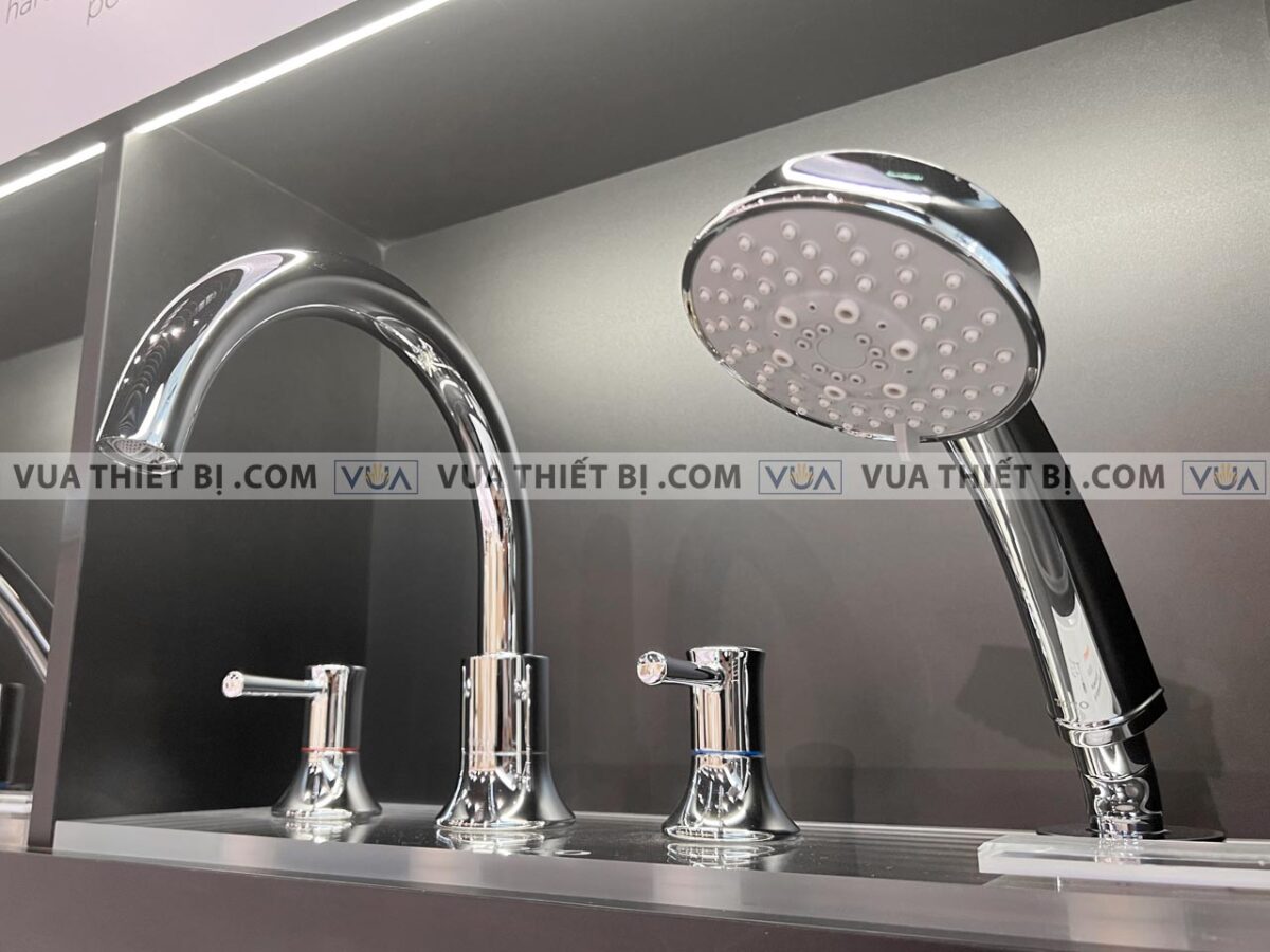 anh thuc te voi sen xa bon tam toto tbs02202b gan bon 4 lo ln 4