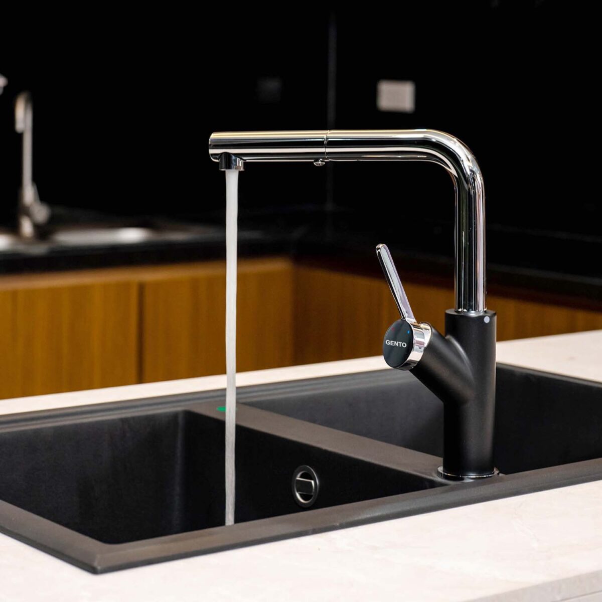 Vòi rửa bát GENTO GT-204 NEW BLACK rút dây nóng lạnh - Ảnh 4